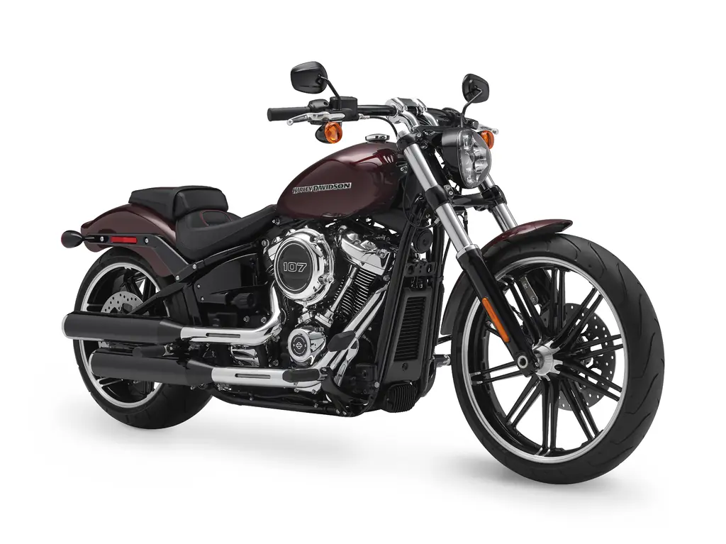 Dreiviertelansicht von vorn einer Harley-Davidson Breakout von 2018 mit 107er Motor und 21-Zoll-Vorderrad
