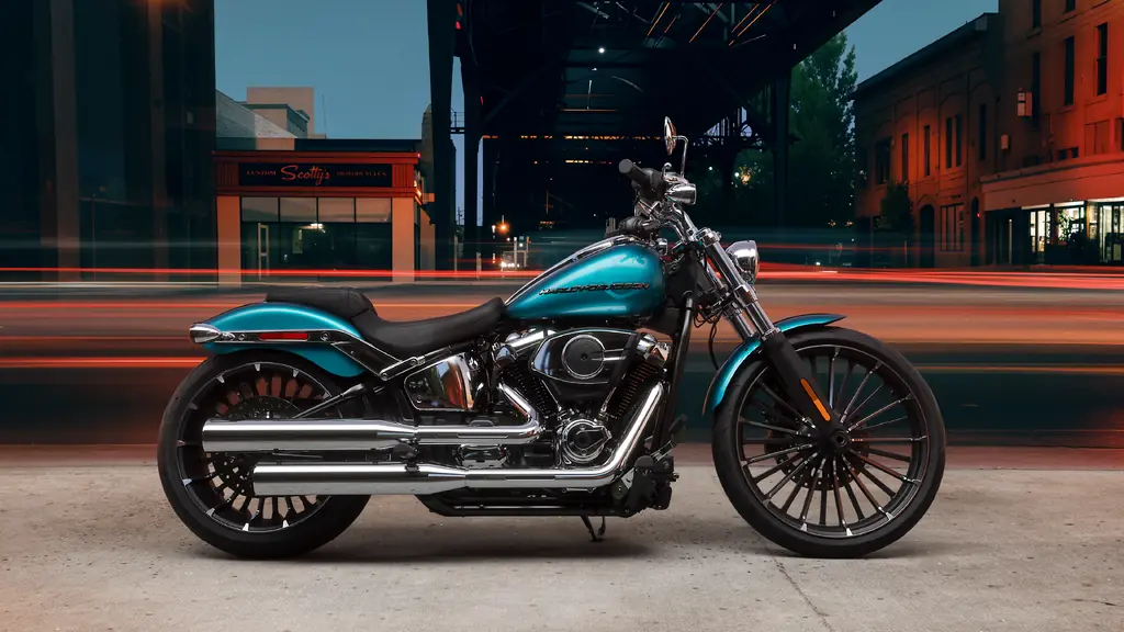 Eine petrolfarbene Harley-Davidson Breakout von 2026, in der Abenddämmerung seitlich in einer Stadtstraße geparkt