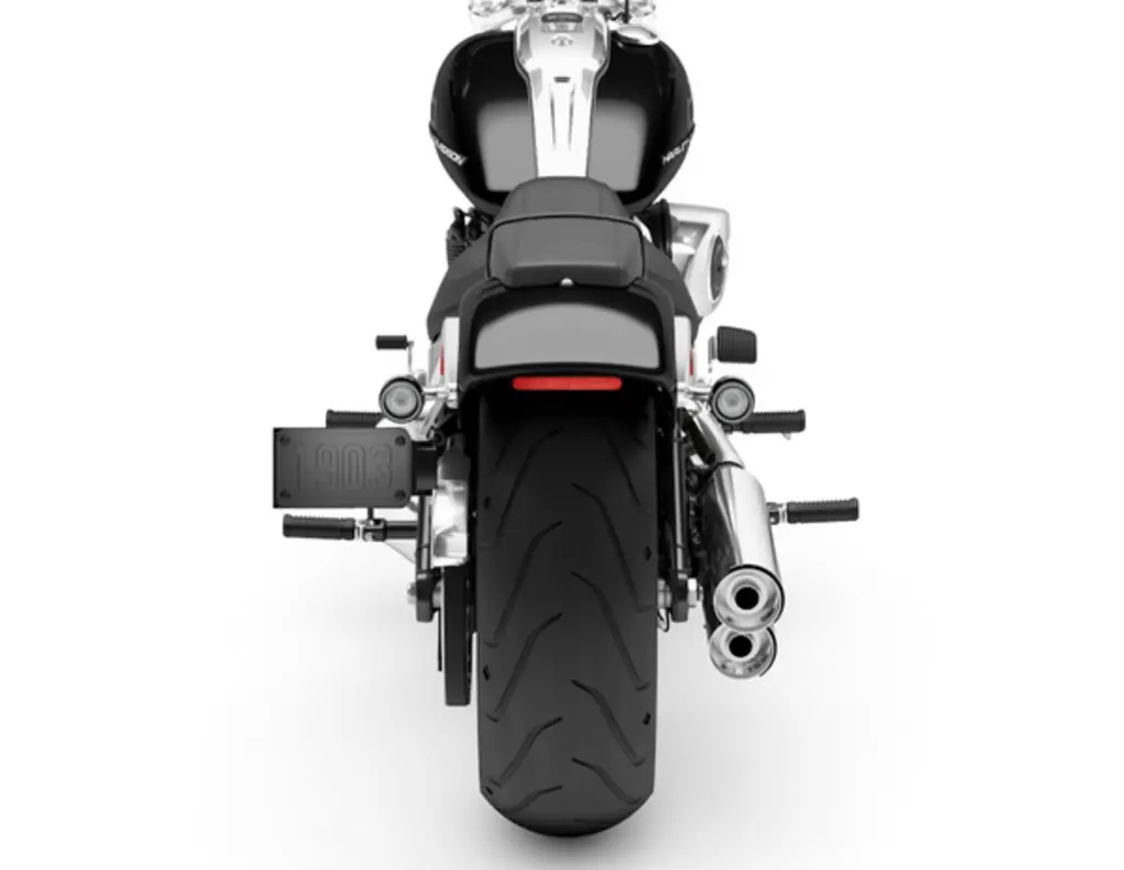 Heckansicht einer Harley-Davidson Breakout von 2026 mit dem breiten 240er Hinterreifen
