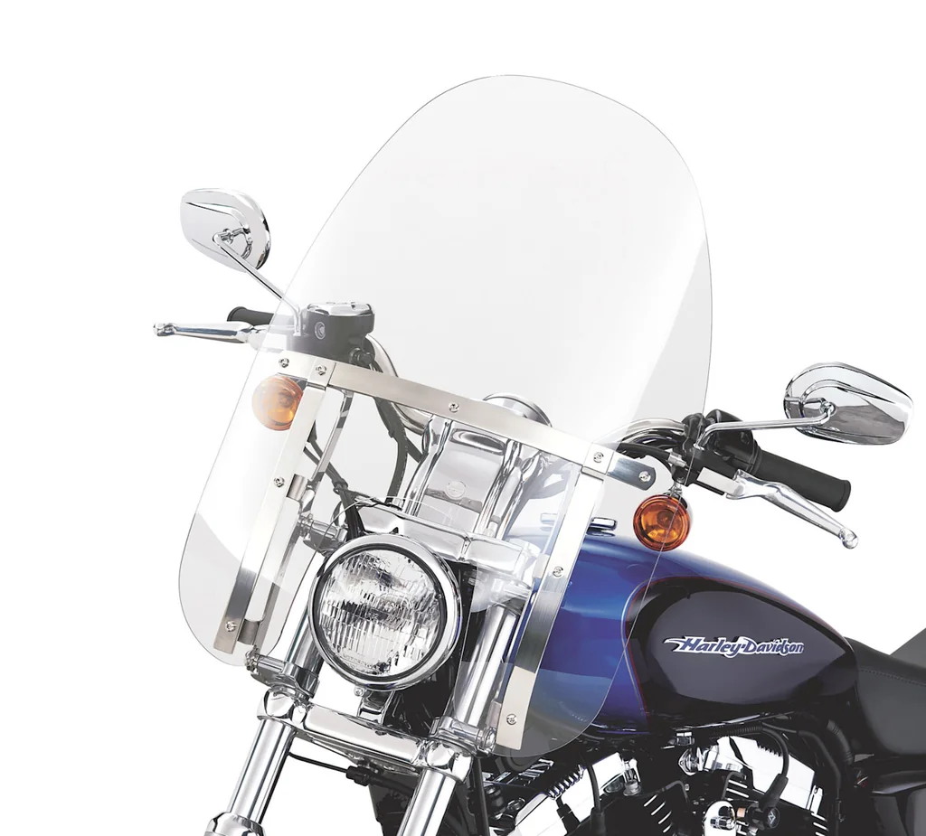 Klares Compact-Windschild mit polierten Streben, rund um den Scheinwerfer eines Motorrads montiert.