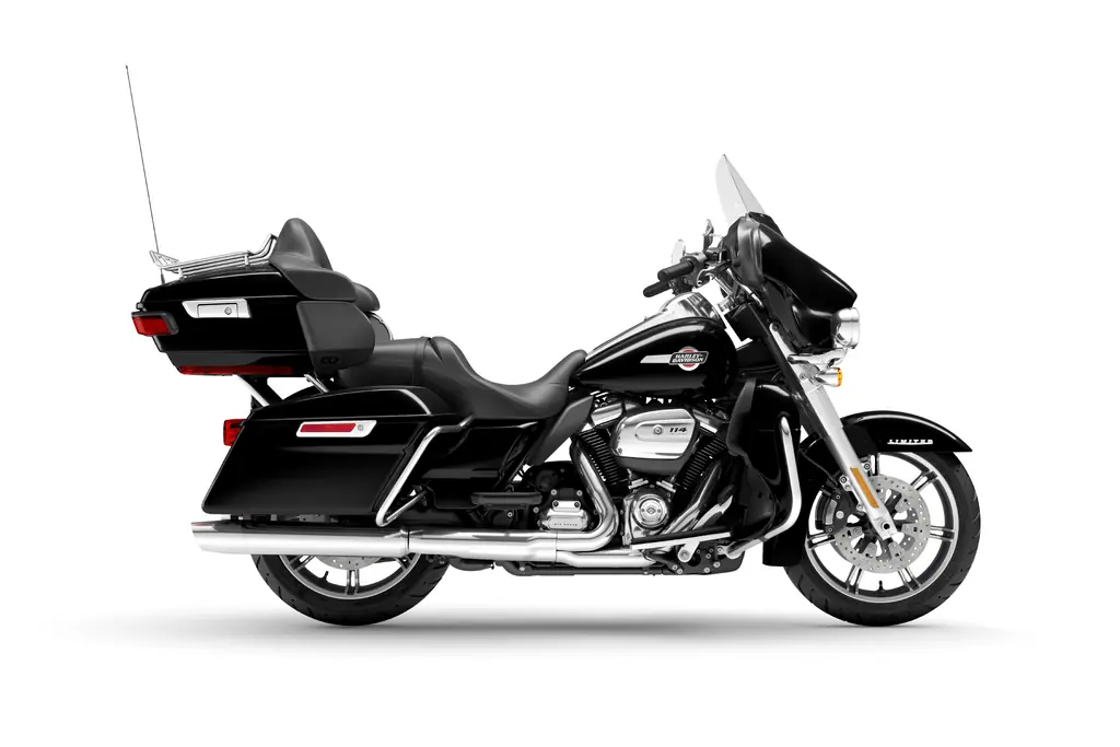Harley-Davidson Ultra Limited von 2023, Vivid Black, rechte Seite, Studioaufnahme, mit montiertem Tour-Pak und unteren Verkleidungen