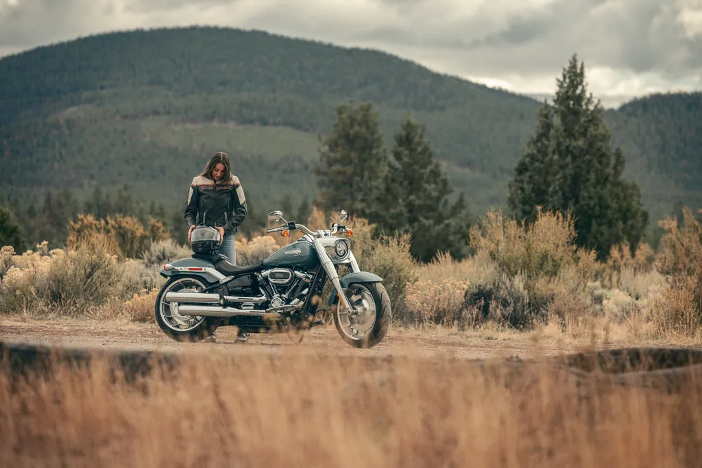 Eine Harley-Davidson Fat Boy 114, auf einem Feldweg im offenen Gelände geparkt