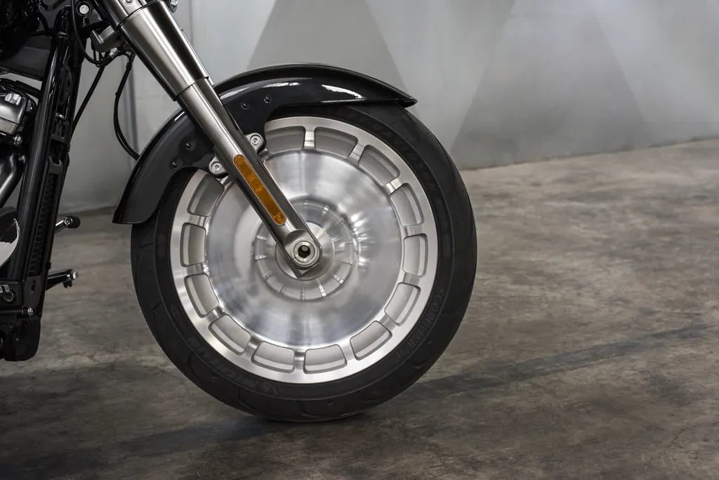 Nahaufnahme des geschlossenen Scheiben-Vorderrads mit Reifen an einer Harley-Davidson Fat Boy von 2018