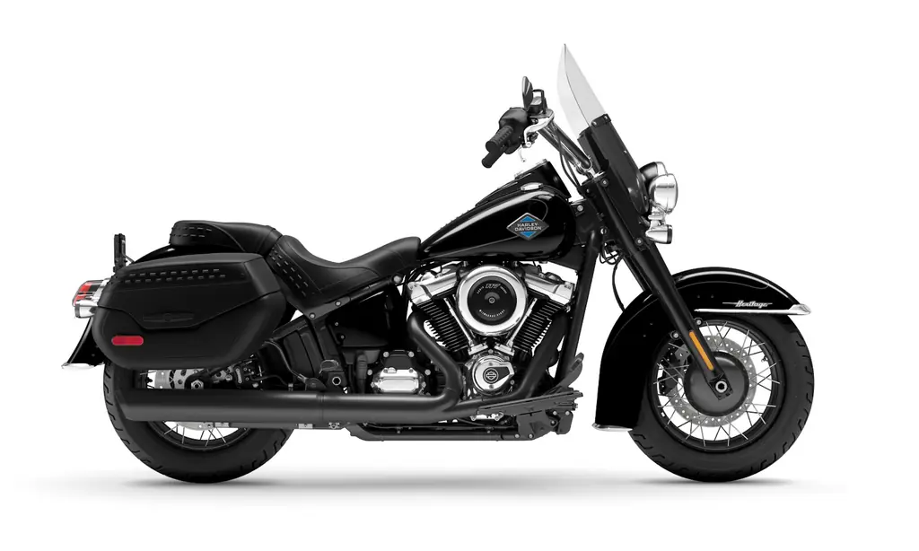 Seitenansicht einer schwarzen Harley-Davidson Heritage Classic von 2026 mit montiertem Windschild und abschließbaren Satteltaschen