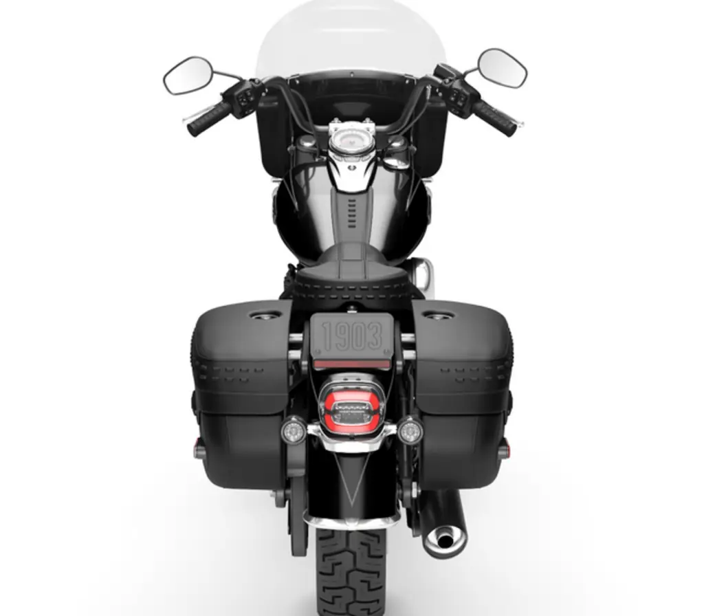 Heckansicht einer Harley-Davidson Heritage Classic von 2026 mit den beiden abschließbaren Satteltaschen und dem Windschild