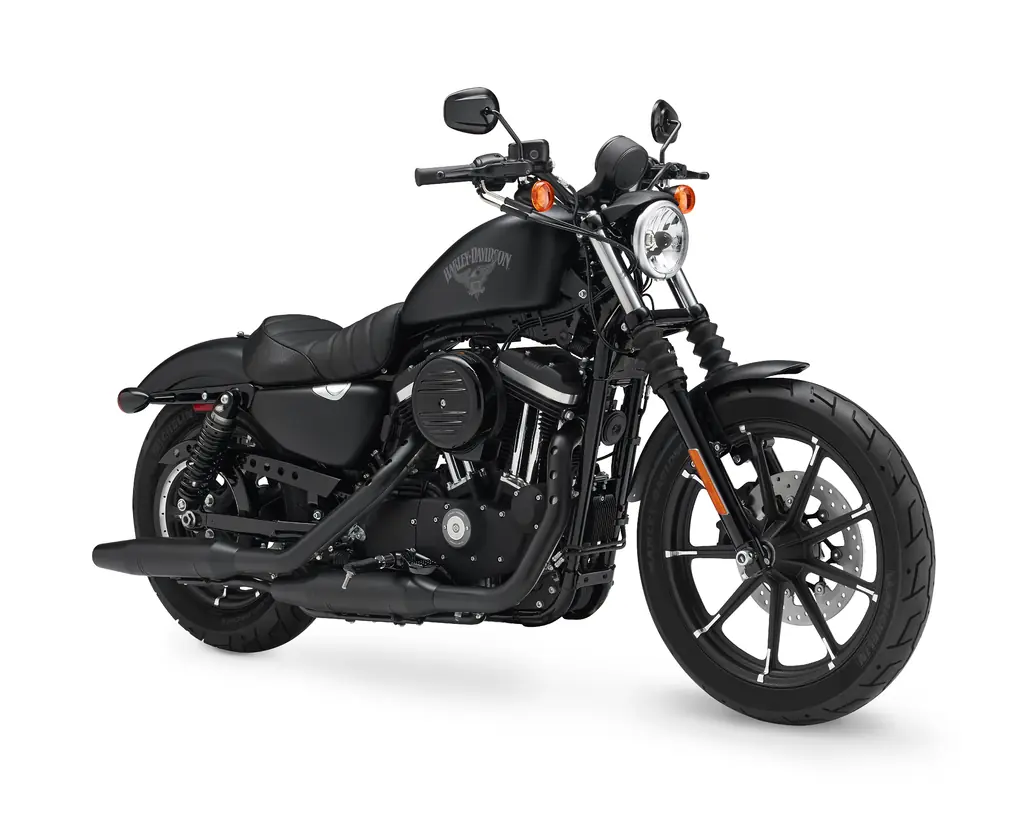 Dreiviertelansicht von vorn einer mattschwarzen Harley-Davidson Iron 883 von 2017