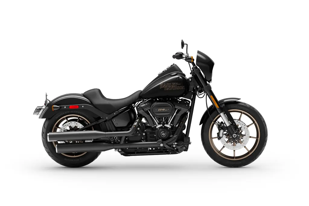 Harley-Davidson Low Rider S von 2020, schwarz mit bronzefarbenen Rädern, rechte Seite, Studioaufnahme