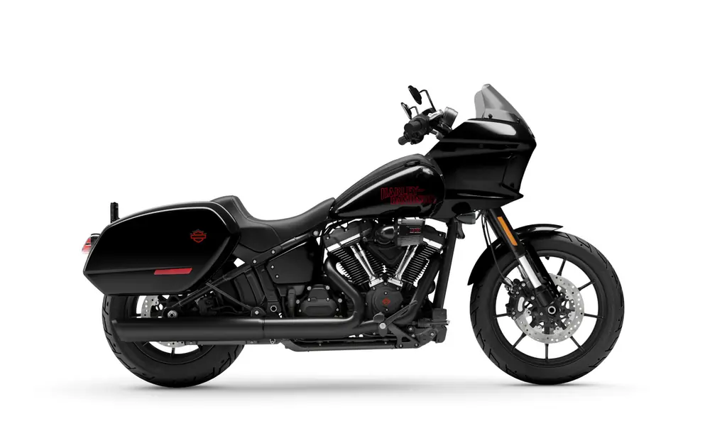 Harley-Davidson Low Rider ST von 2026, schwarz, rechte Seite, Studioaufnahme, rahmenfeste Verkleidung und Koffer