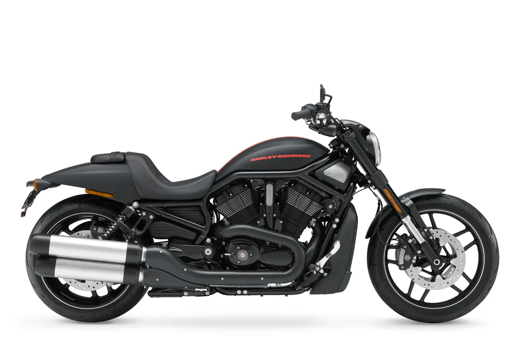 Studioansicht von rechts einer schwarzen Harley-Davidson Night Rod Special von 2017 mit rotem Tankschriftzug und zwei silbernen Schalldämpfern.