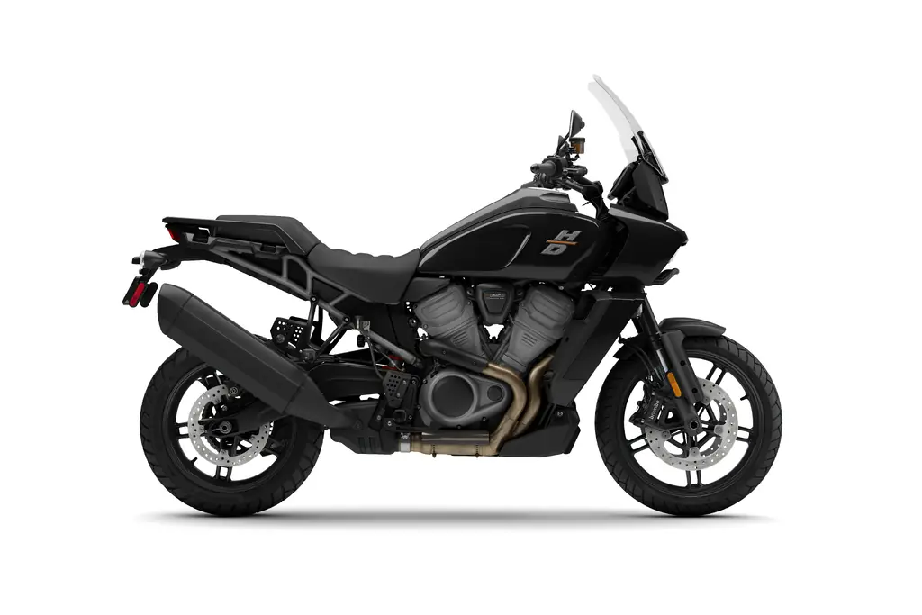 Ansicht von rechts einer schwarzen Harley-Davidson Pan America 1250 von 2023 mit dem Serien-Windschild.