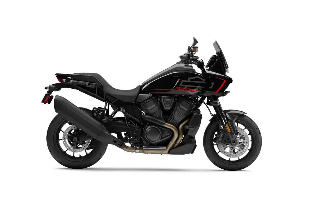 Ansicht von rechts einer schwarzen Harley-Davidson Pan America 1250 ST von 2025 mit kurzem Windschild und Gussrädern.