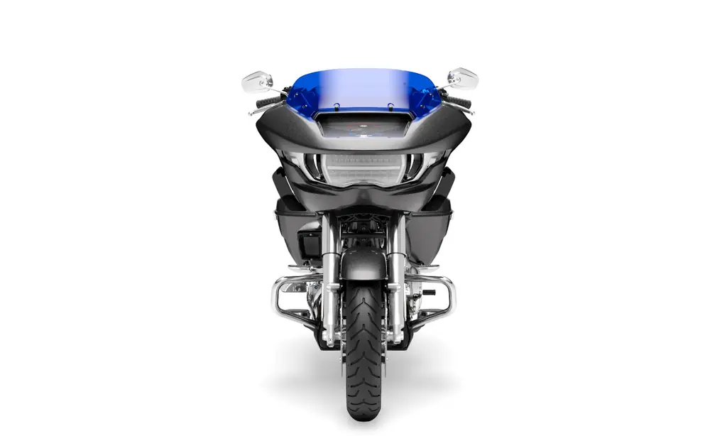 Harley-Davidson Road Glide von 2026 von vorn, Studioaufnahme, die rahmenfeste Sharknose-Verkleidung ab 2024, getöntes Windschild, Spiegel und verchromter Sturzbügel