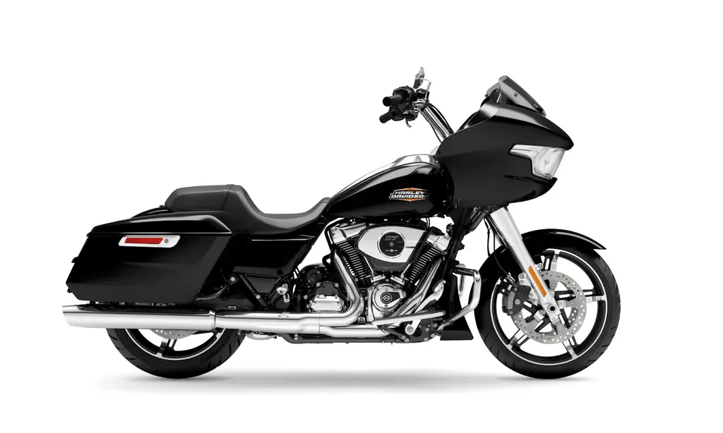 Harley-Davidson Road Glide von 2026 in Vivid Black, rechte Seite, Studioaufnahme, rahmenfeste Sharknose-Verkleidung, niedriges getöntes Windschild und Koffer