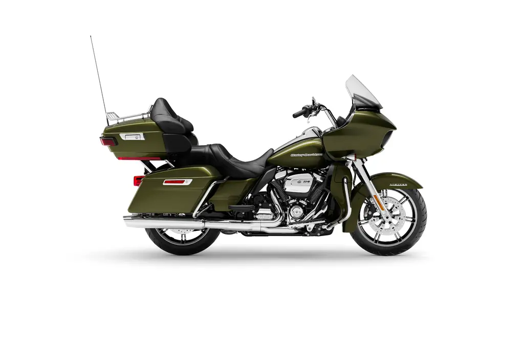 Harley-Davidson Road Glide Limited von 2022 in Mineral Green, rechte Seite, Studioaufnahme, Tour-Pak in Wagenfarbe, Beifahrer-Rückenlehne, hohes Windschild und Radioantenne