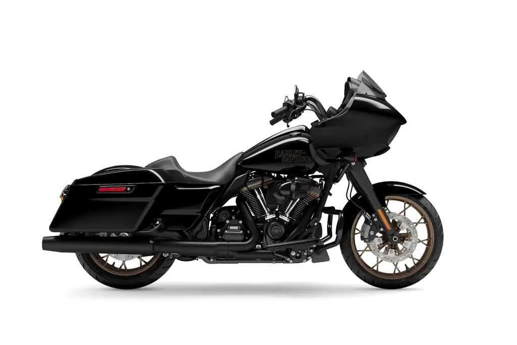 Harley-Davidson Road Glide ST von 2023 in Vivid Black, rechte Seite, Studioaufnahme, die Sharknose-Verkleidung vor 2024 mit niedrigem Windschild, bronzefarbenen Rädern und Koffern