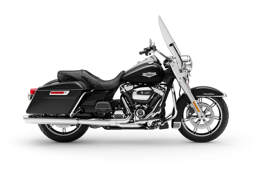 Harley-Davidson Road King von 2020, rechte Seite, Studioaufnahme, mit montiertem abnehmbarem Windschild