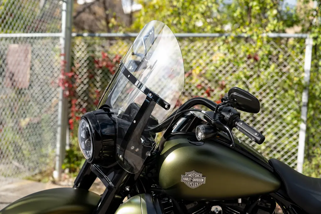 Harley-Davidson Road King Special mit olivfarbenem Tank und montiertem abnehmbarem Windschild, im Freien