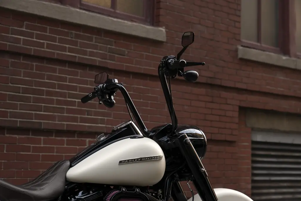 Nahaufnahme einer Harley-Davidson Road King Special mit hohem Zubehör-Lenker