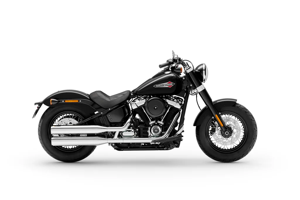 Studioansicht von rechts einer schwarzen Harley-Davidson Softail Slim von 2021 mit Solositz, Speichenrädern und verchromtem Auspuff.