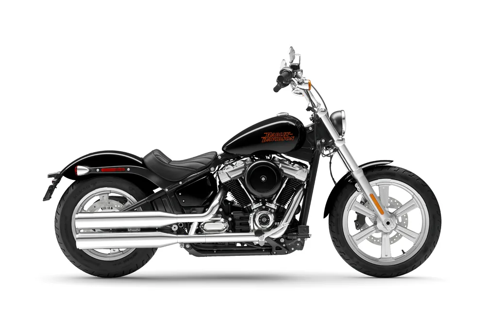 Studioansicht von rechts einer schwarzen Harley-Davidson Softail Standard von 2023 mit Solositz, Gussrädern und verchromtem Auspuff.