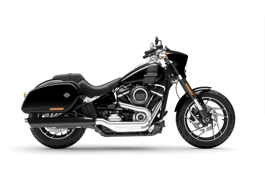 Studioansicht von rechts einer schwarzen Harley-Davidson Sport Glide FLSB von 2024 mit Mini-Verkleidung und Koffern.