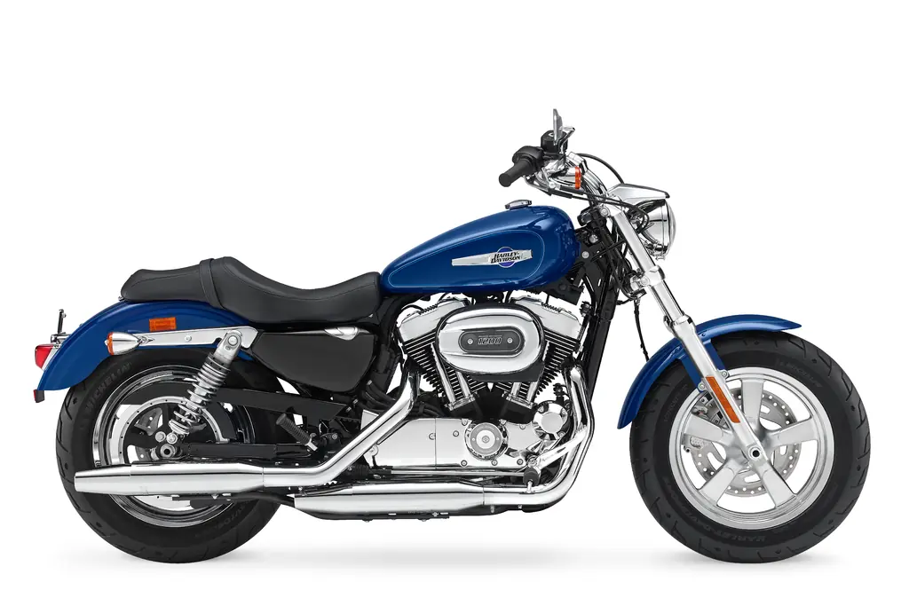 Ansicht von rechts einer blauen Harley-Davidson Sportster 1200 Custom von 2016 mit breitem Vorderreifen.