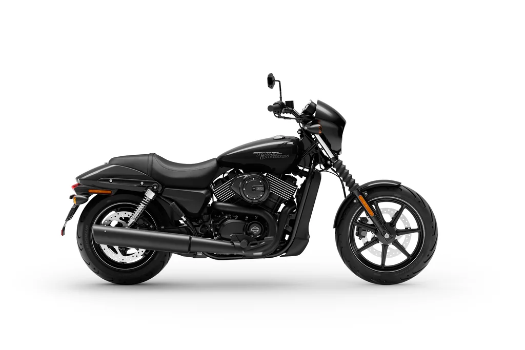 Studioansicht von rechts einer schwarzen Harley-Davidson Street 750 mit schwarzem Auspuff und kleiner Scheinwerferverkleidung.