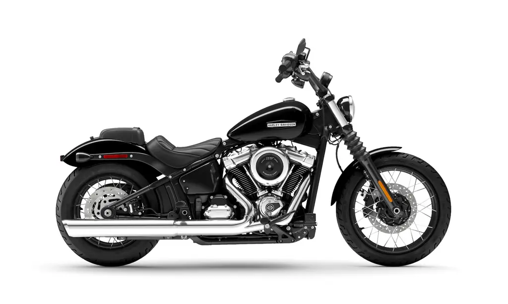 Seitenansicht einer schwarzen Harley-Davidson Street Bob von 2026 auf Speichenrädern mit Mini-Ape-Lenker
