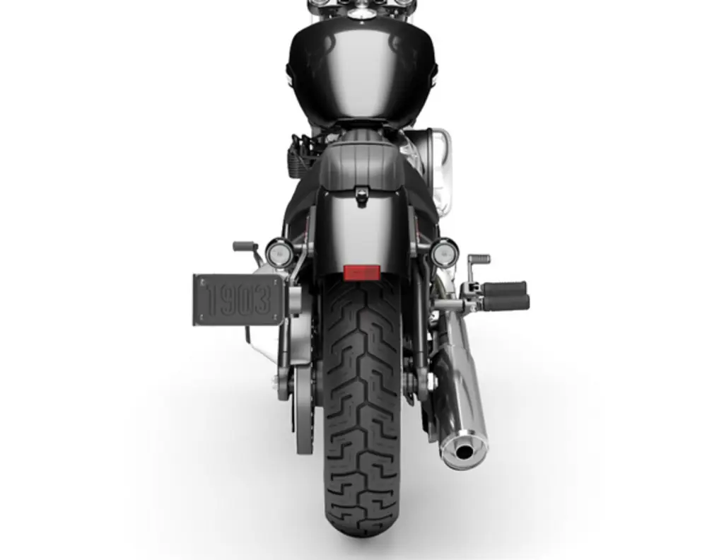 Heckansicht einer Harley-Davidson Street Bob von 2026 mit 16-Zoll-Hinterreifen und Einzelauspuff