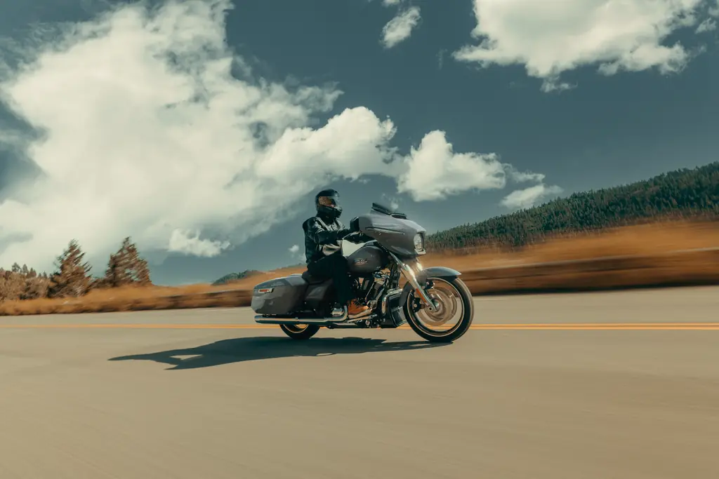 Harley-Davidson Street Glide von 2025, grau, auf einer freien Landstraße gefahren