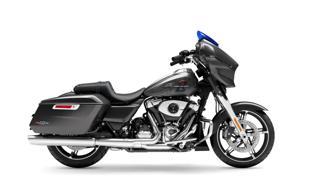 Harley-Davidson Street Glide von 2026, dunkelgrau, rechte Seite, Studioaufnahme, mit kurzem getöntem Windschild