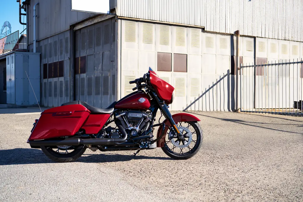 Harley-Davidson Street Glide Special von 2021, rot, geschwärzte Optik, vor einem Industriegebäude geparkt