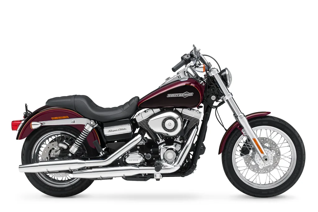 Studioansicht von rechts einer burgunderroten Harley-Davidson Super Glide Custom von 2014 mit Speichenrädern, Doppelsitzbank und verchromtem Auspuff.