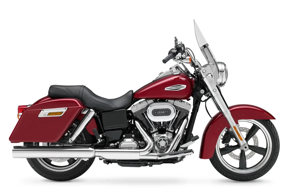 Studioansicht von rechts einer roten Harley-Davidson Switchback mit Windschild, Koffern und Fahrer-Trittbrettern.