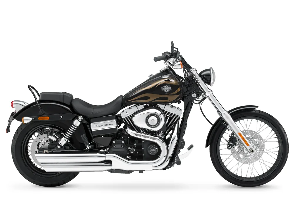Studioansicht von rechts einer schwarzen Harley-Davidson Wide Glide von 2017 mit Flammen-Tankgrafik, flach angestellter Gabel und kleiner Beifahrer-Rückenlehne.