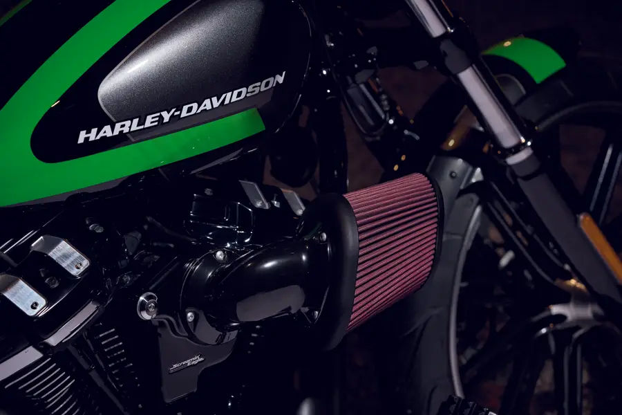 Screamin' Eagle High-Flow-Luftfilter an einer Harley-Davidson Breakout FXB
