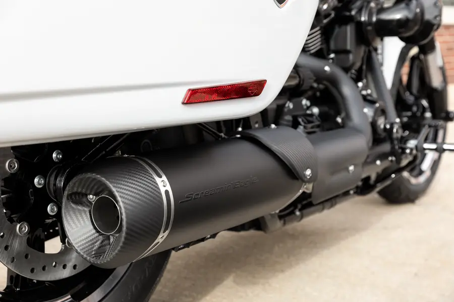 Screamin' Eagle Black High Flow Auspuffanlage an einer Milwaukee-Eight Softail
