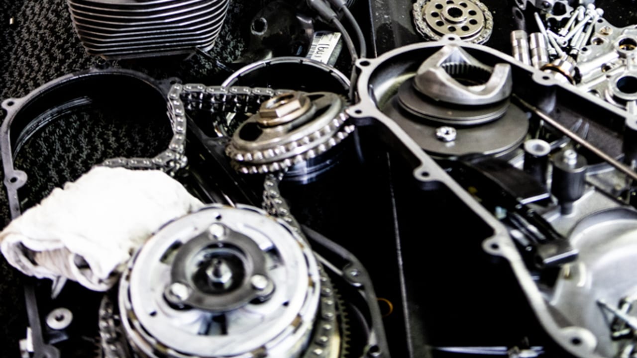 Ein zerlegter Harley-Davidson Motor auf einer Werkbank während einer großen Inspektion