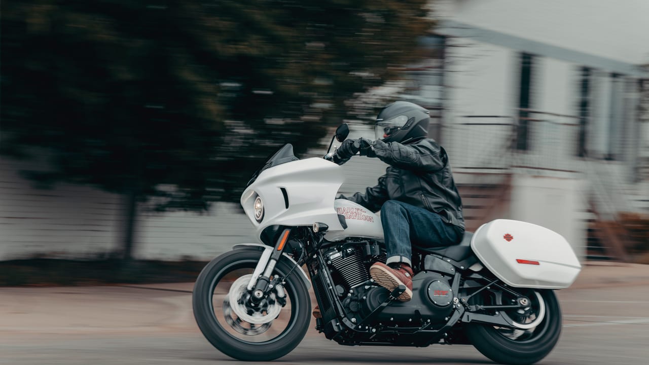 Ein Fahrer auf einer Harley-Davidson auf einer Straße im Südwesten Englands