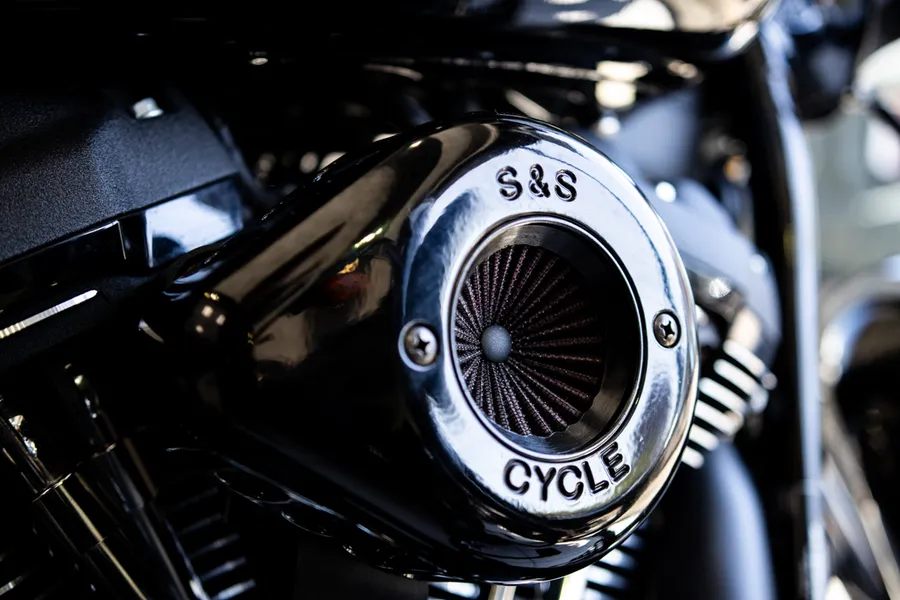 Detail eines S&S Cycle Motorzusammenbaus — Nockenwellenkasten und Stößelstangen