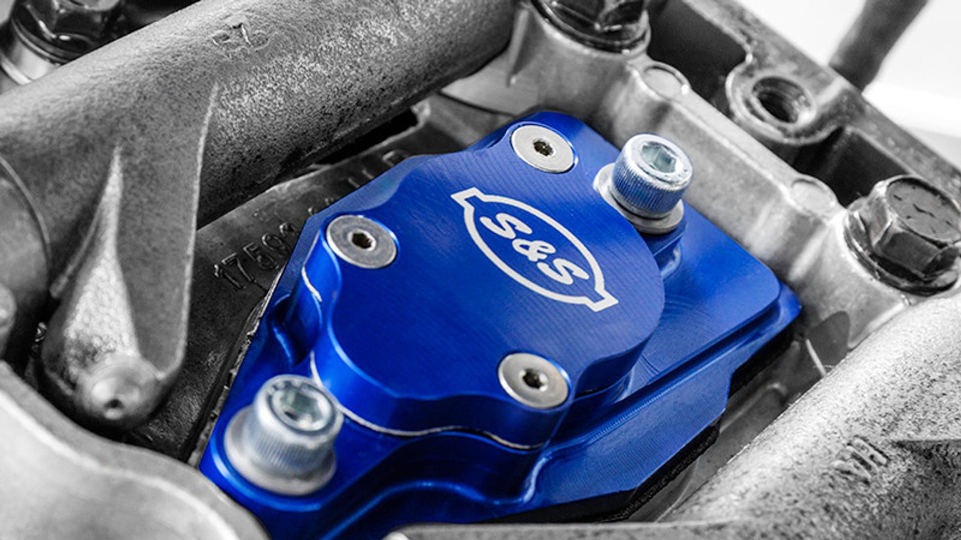 S&S Cycle Super Stock Komplettmotor mit 124 Kubikzoll, eingebaut in eine Harley-Davidson Softail — Iron Stable