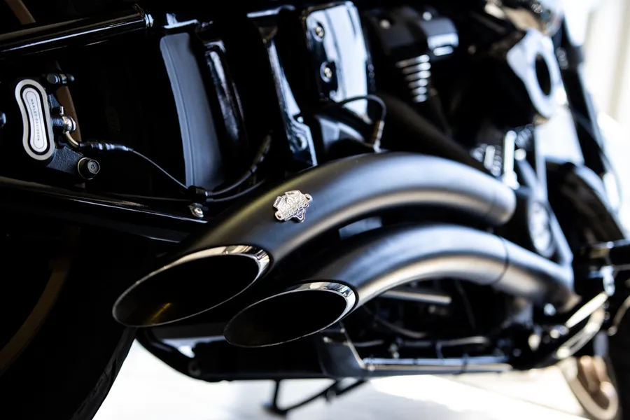 Vance & Hines Auspuffanlage an einer Harley-Davidson — Werkstattansicht