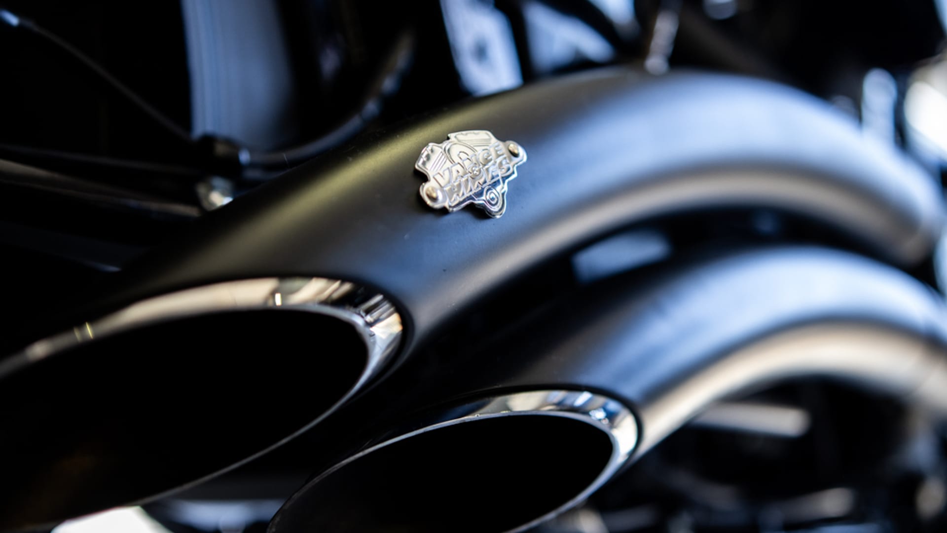 Vance & Hines Power Duals Auspuffanlage in Mattschwarz an einer Harley-Davidson mit V&H Emblem